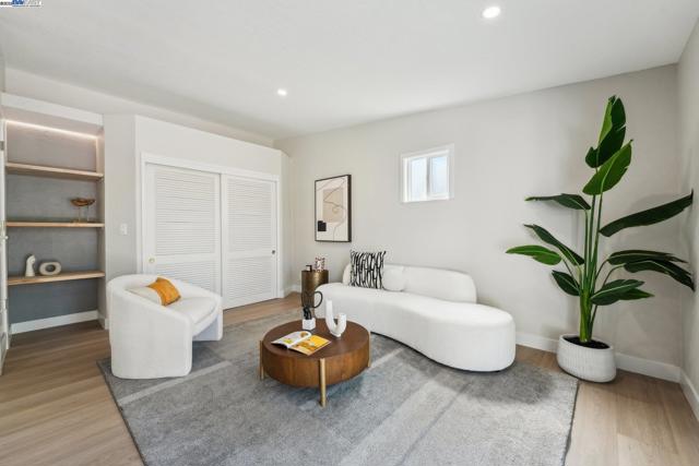 431 Alameda De Las Pulgas, Redwood City CA: https://media.crmls.org/mediaz/b223c49f-f812-4fc0-b1fe-8a34436965d7.jpg