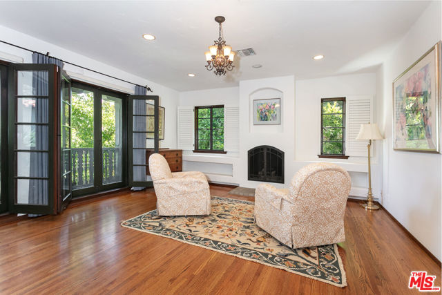 627 N Alta Drive, Beverly Hills CA: https://media.crmls.org/mediaz/b224b4b7-13dd-4ded-b15e-d71a612ed09c.jpg