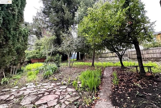 6014 La Salle Ave, Oakland CA: https://media.crmls.org/mediaz/b224ff75-dc08-4389-bdb1-94ab57f19f8a.jpg