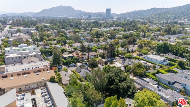 4385 Camellia Avenue, Studio City CA: https://media.crmls.org/mediaz/b22508e2-6e8f-43b0-b0ed-297edfa1d163.jpg