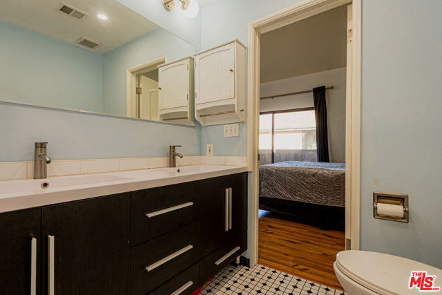 645 Magnolia Boulevard, Burbank CA: https://media.crmls.org/mediaz/b2257b57-415e-4e27-8ff5-42ec74147677.jpg