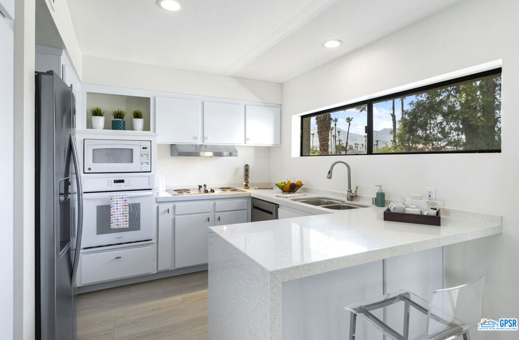 261 E LA VERNE Way