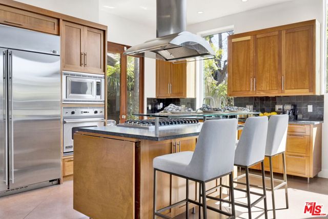2336 Boone Avenue, Venice CA: https://media.crmls.org/mediaz/b225d5ec-bda7-4653-9ac3-263d51f8401c.jpg