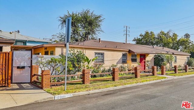 3645 Beethoven Street, Los Angeles CA: https://media.crmls.org/mediaz/b225d6e4-6073-41bb-aaf0-36ec6b55a033.jpg