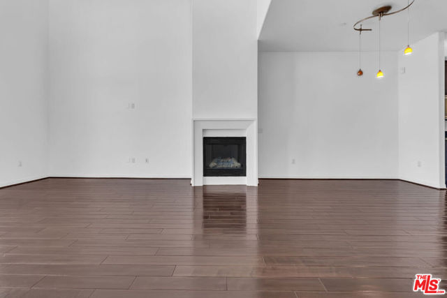 4050 GLENCOE Avenue, Marina del Rey CA: https://media.crmls.org/mediaz/b2266969-71e9-4adf-a63e-710b0fcf05b1.jpg