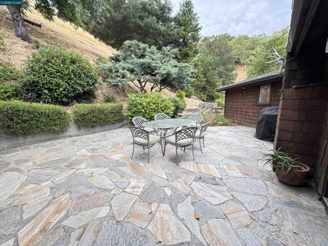 1139 Sierra Vista Way, Lafayette CA: https://media.crmls.org/mediaz/b226b947-c01a-415d-a0fc-e81d50c13f0d.jpg