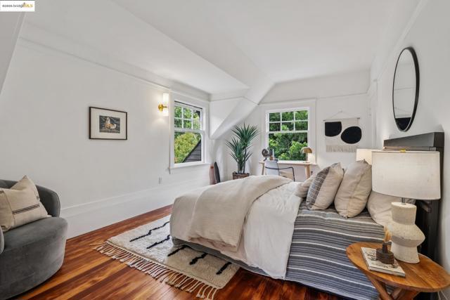 118 Hillside Ave, Piedmont CA: https://media.crmls.org/mediaz/b226da40-cfa2-41ca-b2cb-a3e656433c6a.jpg