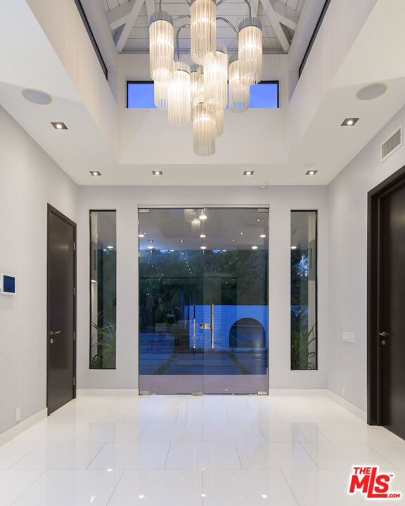 900 N HILLCREST Road, Beverly Hills CA: https://media.crmls.org/mediaz/b2282a47-d1df-4bc3-aca5-defcf9c62763.jpg