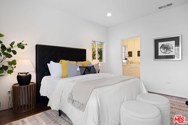 4255 Saint Clair Avenue, Studio City CA: https://media.crmls.org/mediaz/b2293b17-b31e-4d5b-a447-31f3d08e3181.jpg