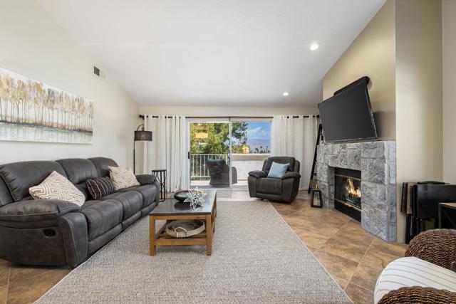 340 Vista Royale Drive, Palm Desert CA: https://media.crmls.org/mediaz/b2293e02-cb7e-4925-95d2-04311ae15aeb.jpg