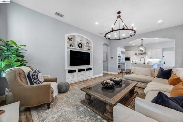 2170 Santa Croce Dr, Livermore CA: https://media.crmls.org/mediaz/b22a05f6-6543-49ad-bbf5-50ed444a074f.jpg