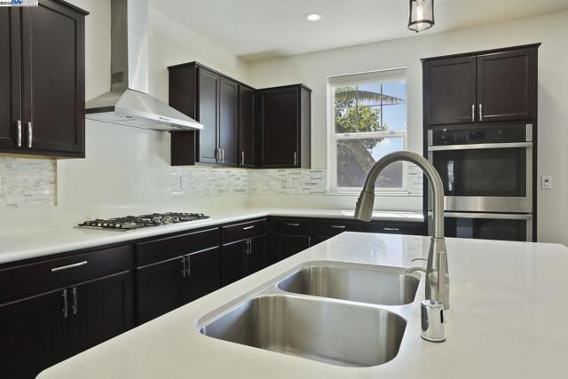 1503 S Oliveira Dr, Mountain House CA: https://media.crmls.org/mediaz/b22a4739-15fa-41e4-a6c7-97b0cac9d741.jpg