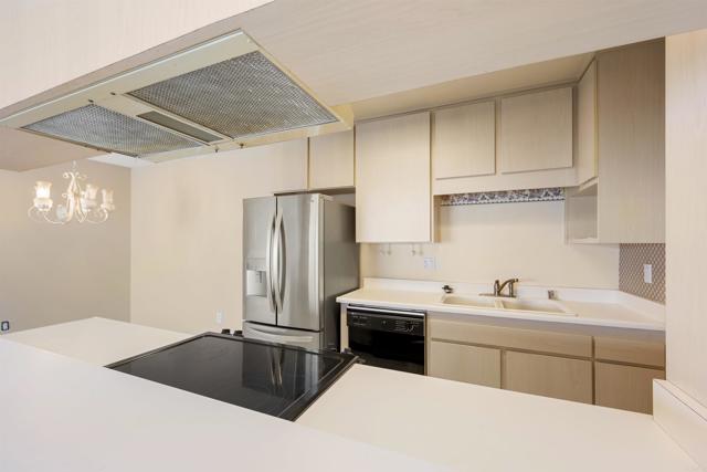 Detail Gallery Image 5 of 26 For 6780 Friars Rd #321,  San Diego,  CA 92108 - 2 Beds | 2 Baths