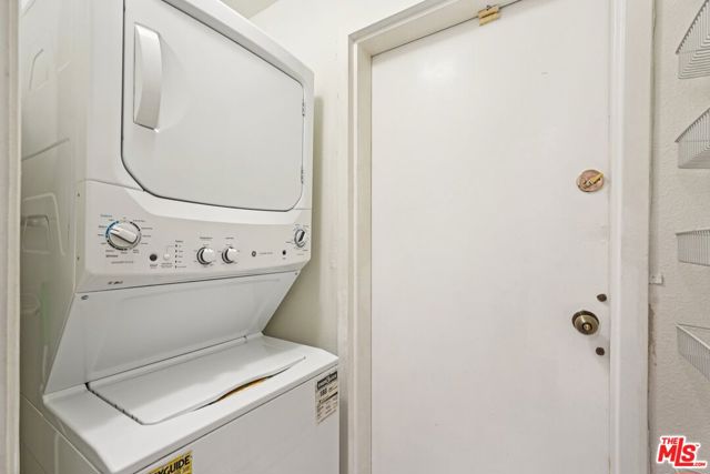 1209 Amherst Avenue, Los Angeles CA: https://media.crmls.org/mediaz/b22d1f70-c980-46d3-bc68-ba1bb3994cc2.jpg