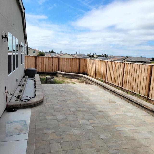 2080 Fuchsia Drive, Hollister CA: https://media.crmls.org/mediaz/b22d27ae-4351-4678-a97a-c6172bb40cbd.jpg