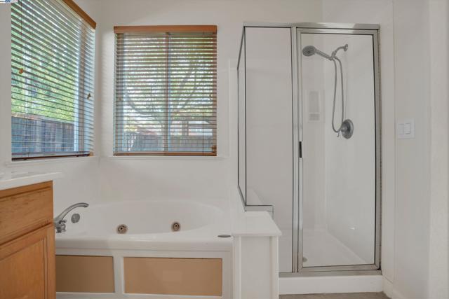 342 Roundhill Dr, Brentwood CA: https://media.crmls.org/mediaz/b22f81ef-0288-40fe-bc14-d5b284742523.jpg