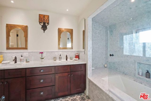 29549 Harvester Road, Malibu CA: https://media.crmls.org/mediaz/b2323fbe-410c-4f7c-b188-d15ecdd7d4d1.jpg