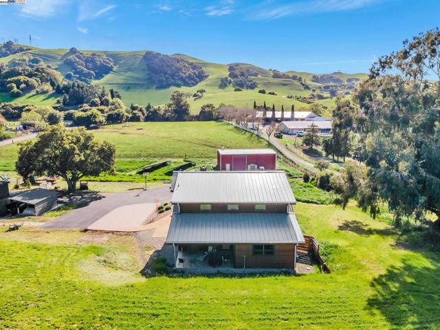 5135 Andrade Rd, Sunol CA: https://media.crmls.org/mediaz/b23240ba-85bf-4290-affd-2e08ab67ab9b.jpg
