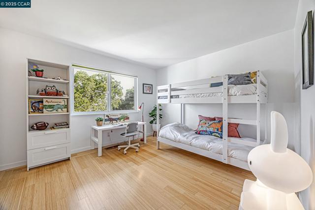 2280 Hastings Dr, Belmont CA: https://media.crmls.org/mediaz/b23274fe-2698-4586-a819-a934f28264dc.jpg