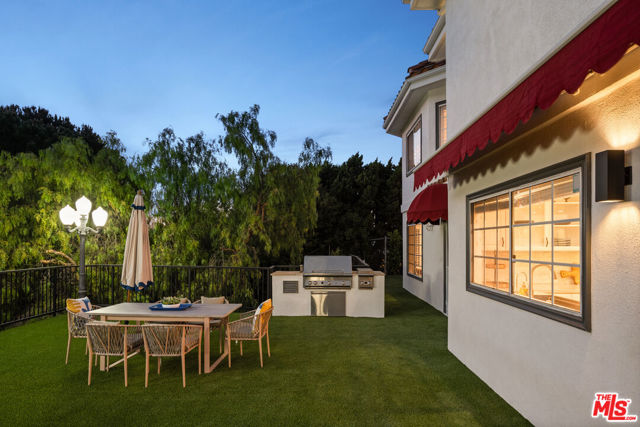 16979 Encino Hills Drive, Encino CA: https://media.crmls.org/mediaz/b232f81f-073d-4f8a-a16c-35b0371ceb42.jpg