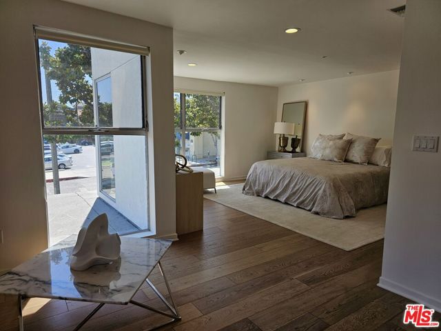 1617 Broadway, Santa Monica CA: https://media.crmls.org/mediaz/b2344c05-7e0a-4cc0-bb39-c3dbce47f43a.jpg