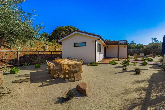 Detail Gallery Image 21 of 39 For 2087 via Ladeta, La Jolla,  CA 92037 - 2 Beds | 2 Baths