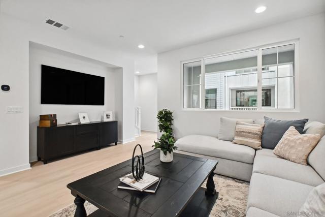 2581 Broom Ln, Carlsbad CA: https://media.crmls.org/mediaz/b23464db-167f-42cc-81a9-3e62348a27d6.jpg