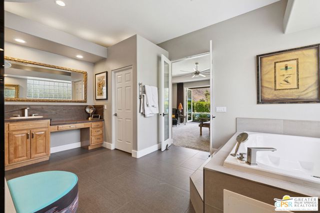 450 E Bogert Trail, Palm Springs CA: https://media.crmls.org/mediaz/b2347ed1-37b1-4791-9d8b-638068aefb00.jpg