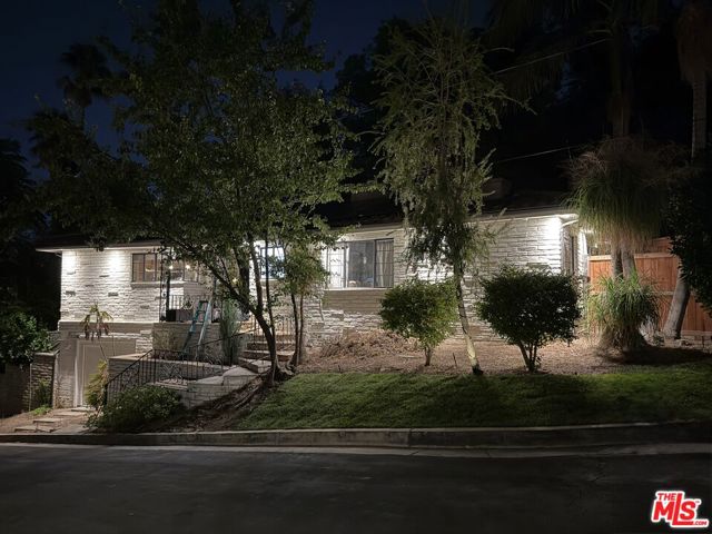 4108 Valley Vista Court, Sherman Oaks CA: https://media.crmls.org/mediaz/b23487be-093b-4c47-8890-f846ff60ae2f.jpg
