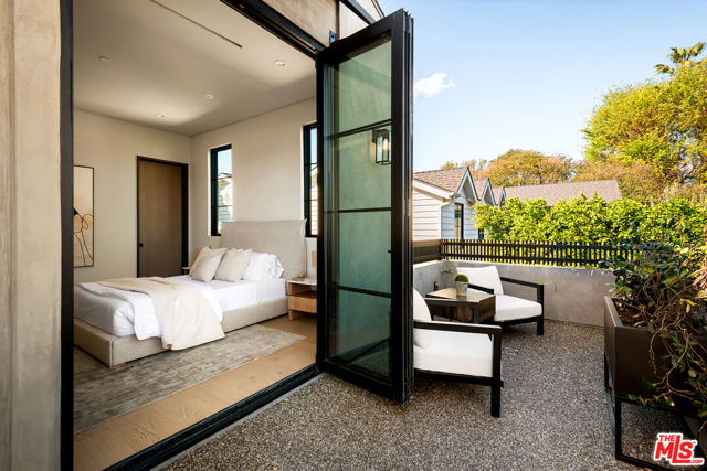 4165 Nagle Avenue, Sherman Oaks CA: https://media.crmls.org/mediaz/b2350b47-d0ba-4f81-a1d9-b2534e3b70fa.jpg