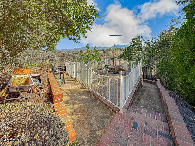 1832 Calle Salto, Thousand Oaks CA: https://media.crmls.org/mediaz/b235395a-fb04-485e-89ea-1b79dd764471.jpg
