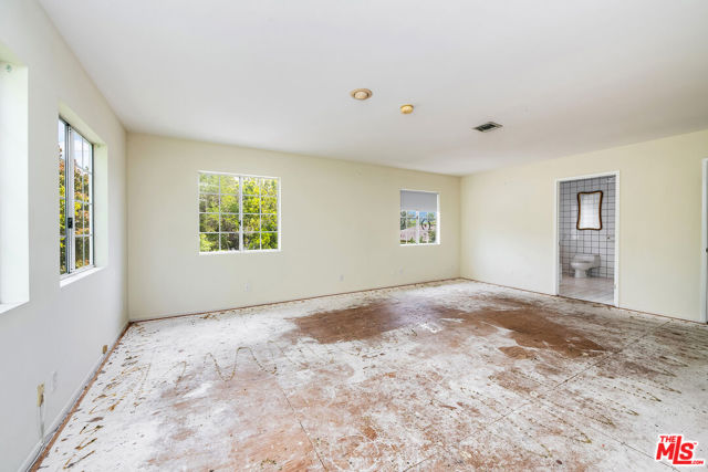 10355 Camarillo Street, Toluca Lake CA: https://media.crmls.org/mediaz/b2372d50-f598-472d-85a6-d8e6bd25f24e.jpg