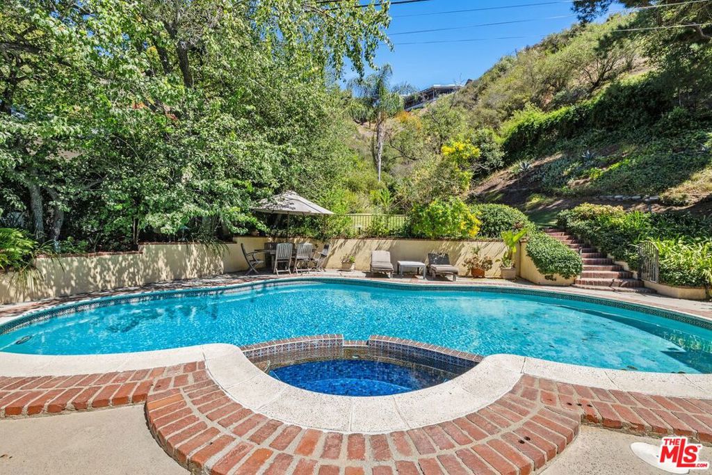 1834 Roscomare Road