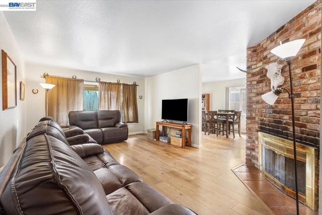 21330 Kahlert St, Castro Valley CA: https://media.crmls.org/mediaz/b238016d-65b2-41cf-85d8-05b0e012a31f.jpg