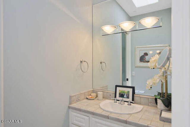 421 Whitegate Road, Thousand Oaks CA: https://media.crmls.org/mediaz/b2382389-8a2c-4562-b7da-18c0ea93c4c0.jpg