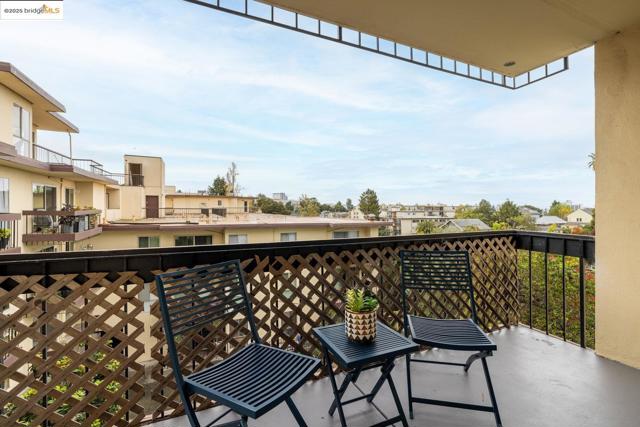 555 Jean St, Oakland CA: https://media.crmls.org/mediaz/b23851ae-38b4-463a-ac28-c5764a1732e7.jpg