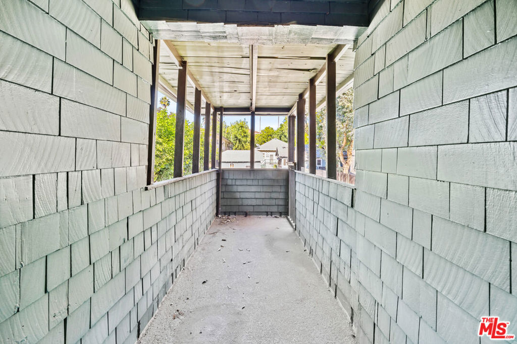 https://media.crmls.org/mediaz/b2389b11-6e16-4c8e-bf32-f70b6d834c6b.jpg?preset=X-Large