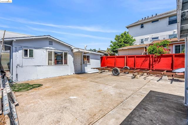 907 39Th Ave, Oakland, California 94601, 4 Bedrooms Bedrooms, ,1 BathroomBathrooms,Single Family Residence,For Sale,39Th Ave,41069340