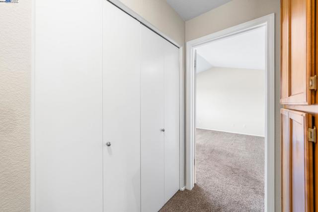 1970 Knollcrest Ln, Tracy CA: https://media.crmls.org/mediaz/b23a28b0-d2da-4aa8-899d-e4021fa16174.jpg