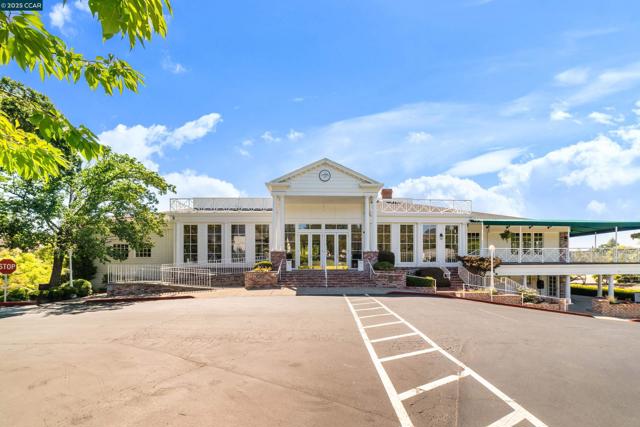 2540 Caballo Ranchero Dr, Diablo CA: https://media.crmls.org/mediaz/b23a3dc9-9c09-45d2-a7c0-e524a0487642.jpg