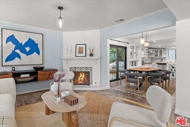 4104 Saugus Avenue, Sherman Oaks CA: https://media.crmls.org/mediaz/b23c6741-e325-43ef-925d-14dd6f9db4d2.jpg