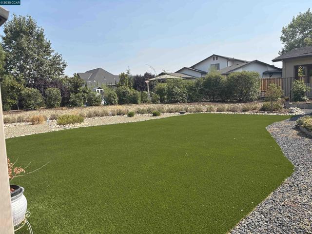 121 Blue Oak Ct, Copperopolis CA: https://media.crmls.org/mediaz/b23d7d79-d603-40bd-8250-b95522459d1e.jpg