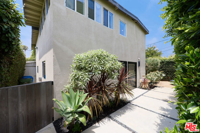 519 1/2 San Juan Avenue, Venice CA: https://media.crmls.org/mediaz/b23e20ed-496d-4448-b5a3-a187b3539842.jpg