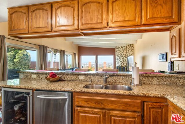 4272 Don Carlos Drive, Los Angeles CA: https://media.crmls.org/mediaz/b23e352d-3319-4e0d-8016-56a65efe5b37.jpg