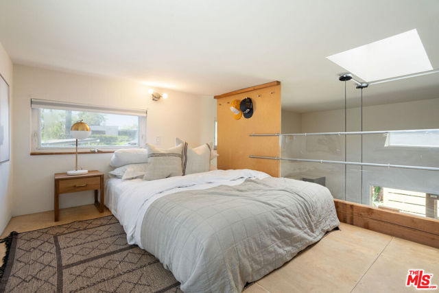2311 Glencoe Avenue, Venice CA: https://media.crmls.org/mediaz/b23edbed-641d-4c71-be7a-88c7a167b5ef.jpg