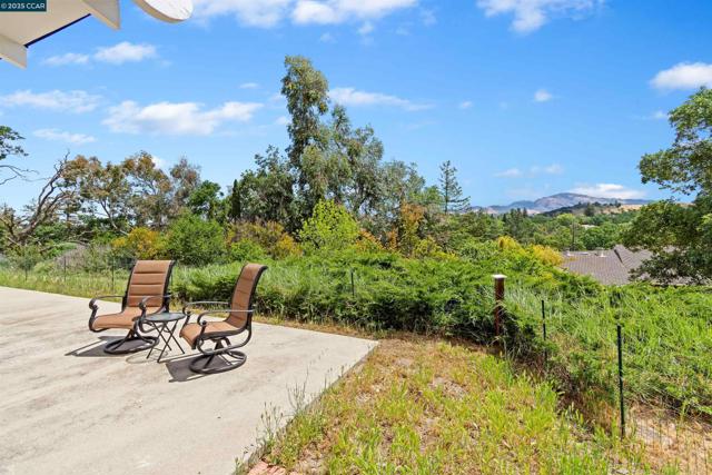 1810 Meadow Lane, Walnut Creek CA: https://media.crmls.org/mediaz/b240c06b-6ea2-468e-94c1-c17c91d282c3.jpg