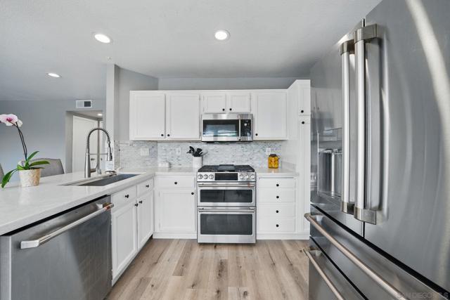 1595 Bay Meadows Dr, Alpine CA: https://media.crmls.org/mediaz/b24387d2-3288-4f2c-89e5-15ec6098931a.jpg