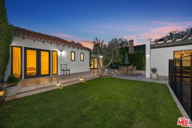 514 N Walden Drive, Beverly Hills CA: https://media.crmls.org/mediaz/b243a7fb-69d8-40ba-b72d-d635581714d8.jpg