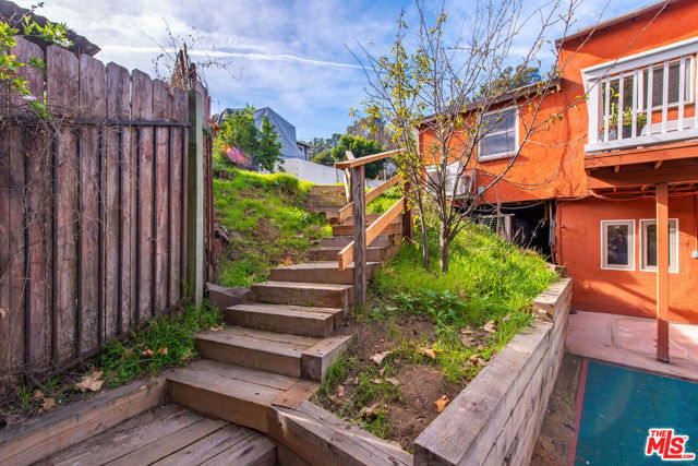 19511 Sunken Trail, Topanga CA: https://media.crmls.org/mediaz/b24420ee-5224-475a-a270-8c4bd0a7bd43.jpg