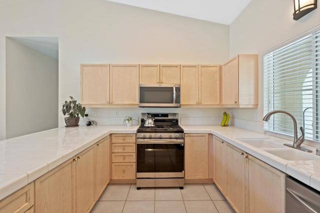 69350 Las Gardenias, Cathedral City CA: https://media.crmls.org/mediaz/b24512df-ec9e-494d-bb58-174ca6748c97.jpg